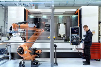 从研发到运维 智能触控一体机如何贯穿机械设备全生产流程